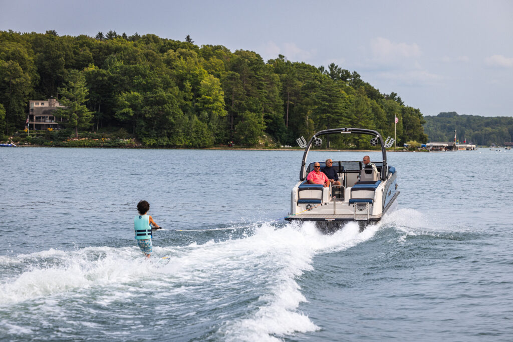 Tahoe Waketoon wake-sport pontoon