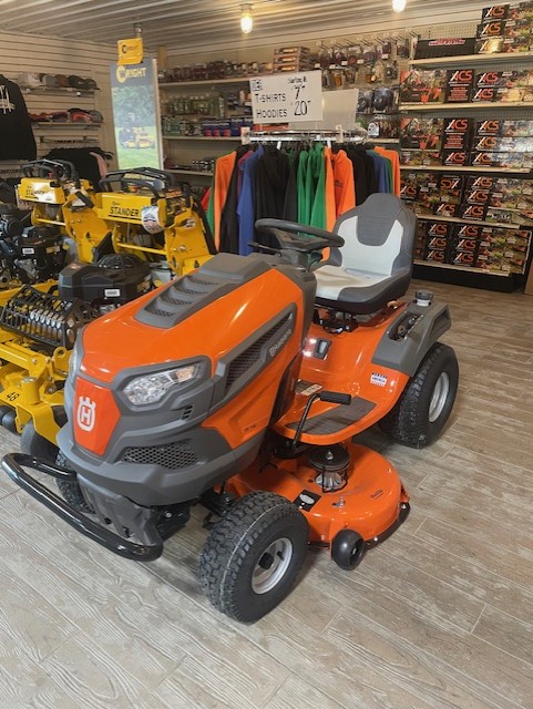 2025 Husqvarna TS 142 TRACTOR W/ BRIGGS MOWER - RIDE ON MOWER