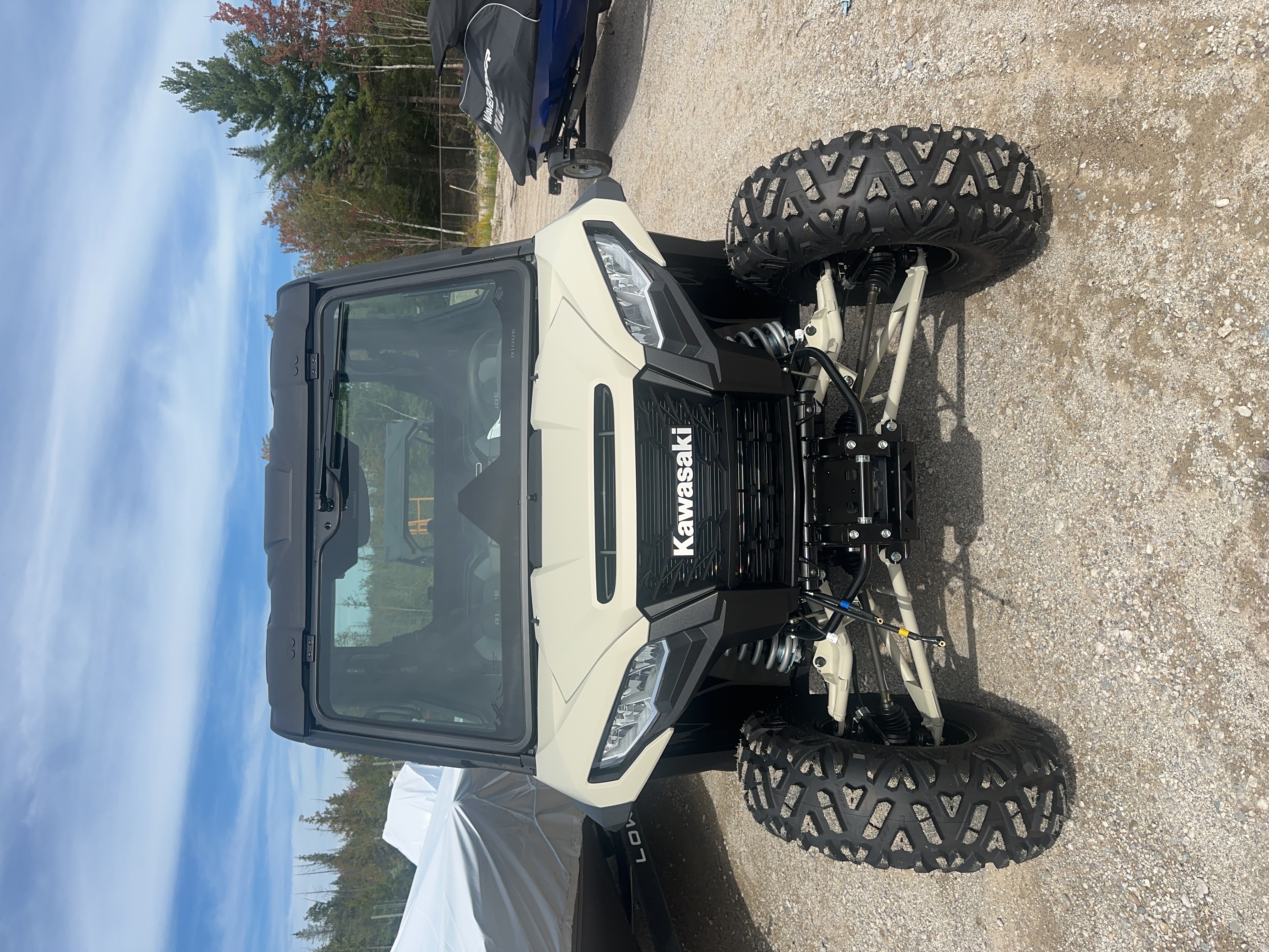 2027 Kawasaki Ridge Crew HVAC Metallic Matte Whittish Beige/Flat Ebony UTV