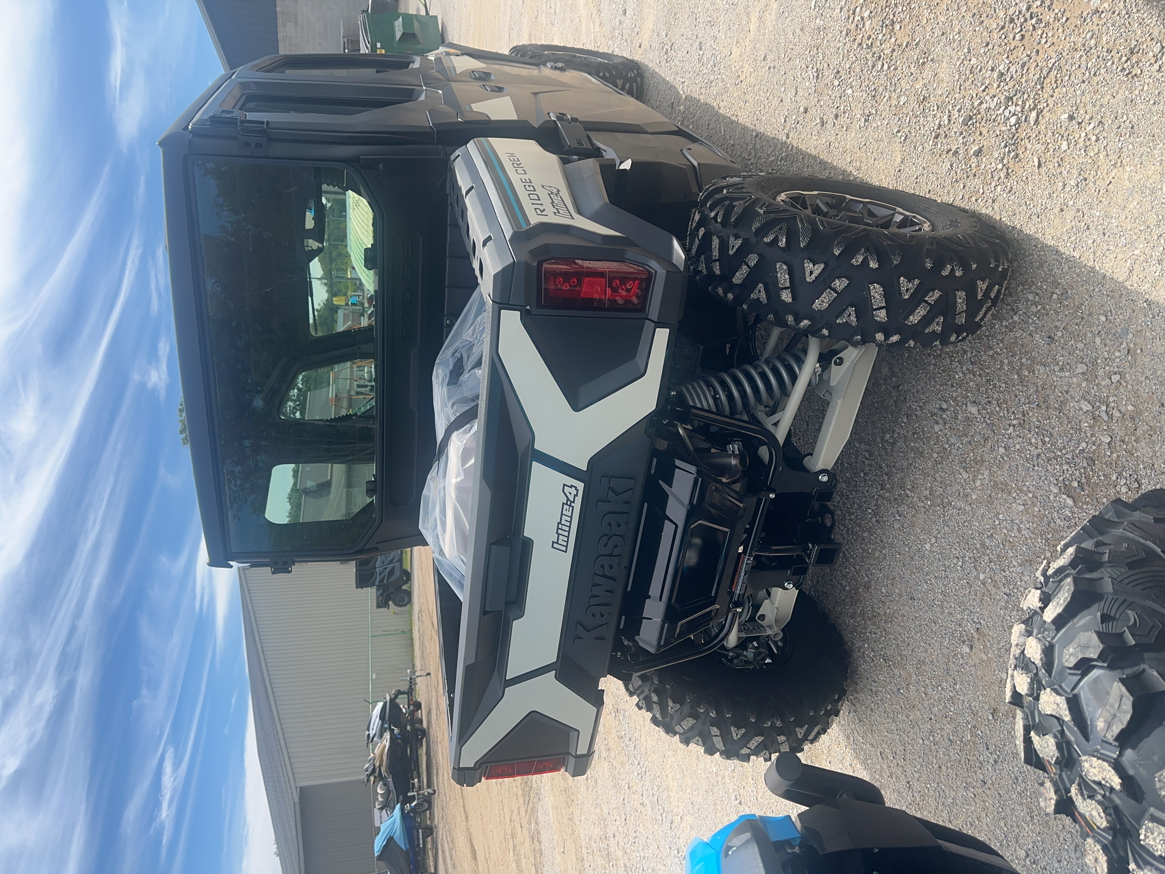 2027 Kawasaki Ridge Crew HVAC Metallic Matte Whittish Beige/Flat Ebony UTV