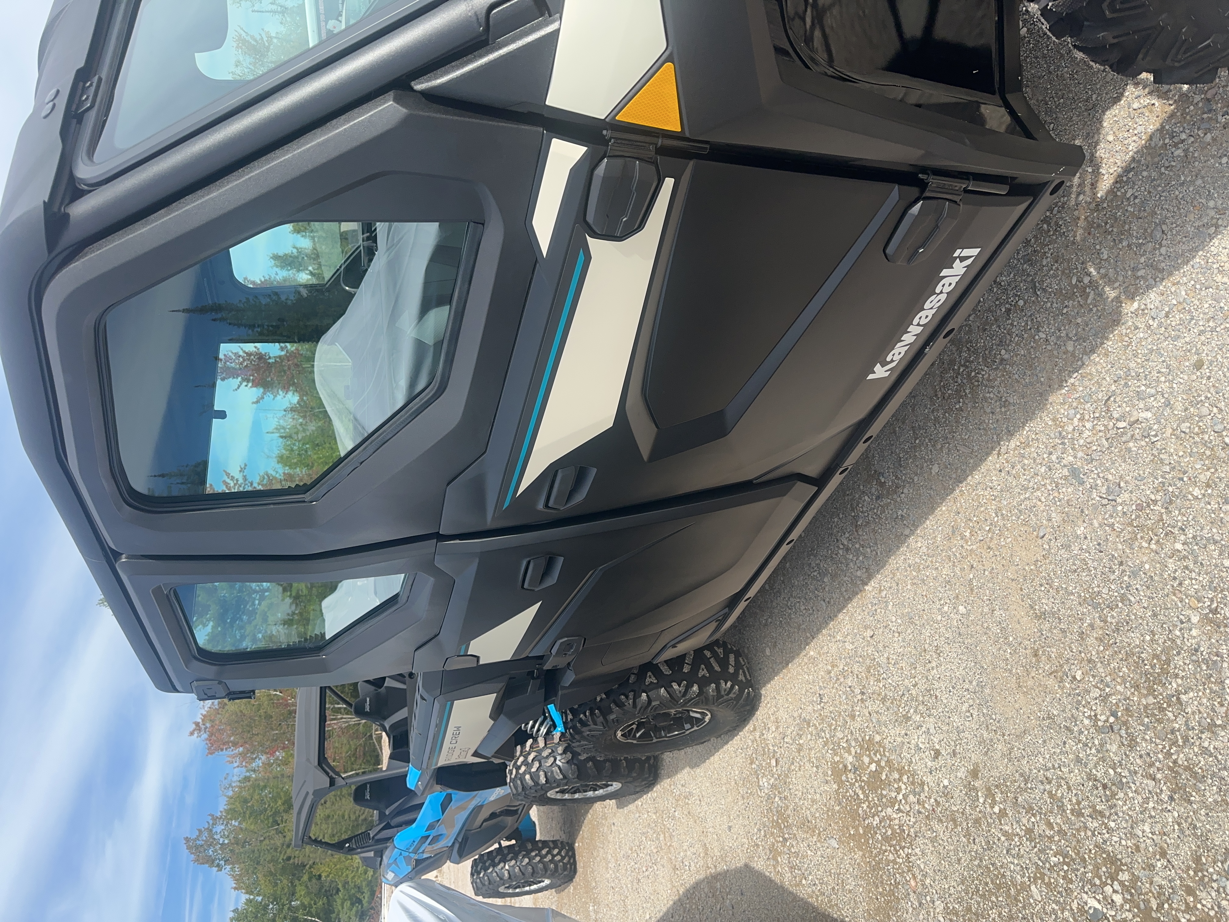 2027 Kawasaki Ridge Crew HVAC Metallic Matte Whittish Beige/Flat Ebony UTV