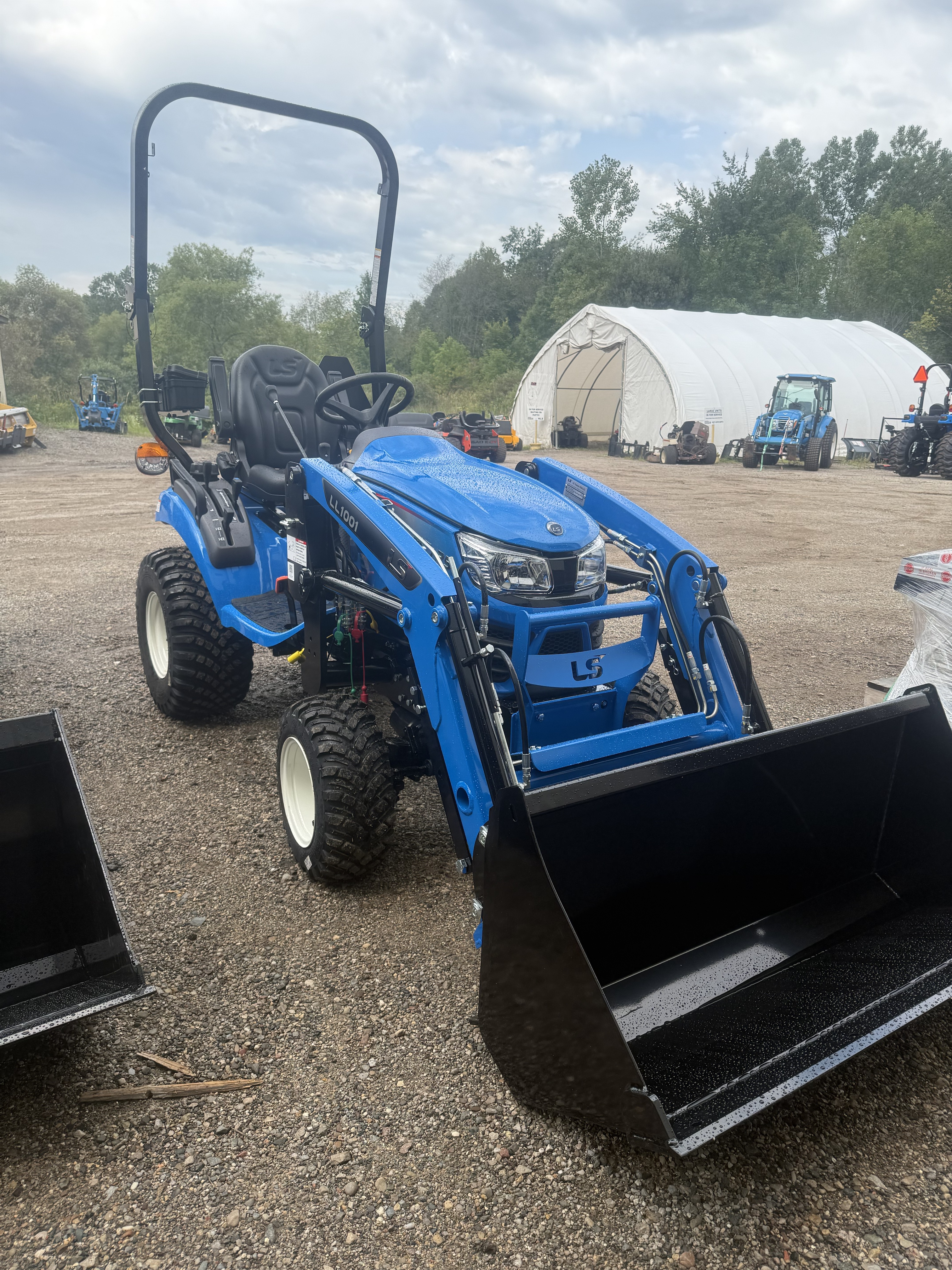 2026 LS Tractor MT125H (HST, NO-CABIN, VT, DEEP SKYBLUE) TRACTOR